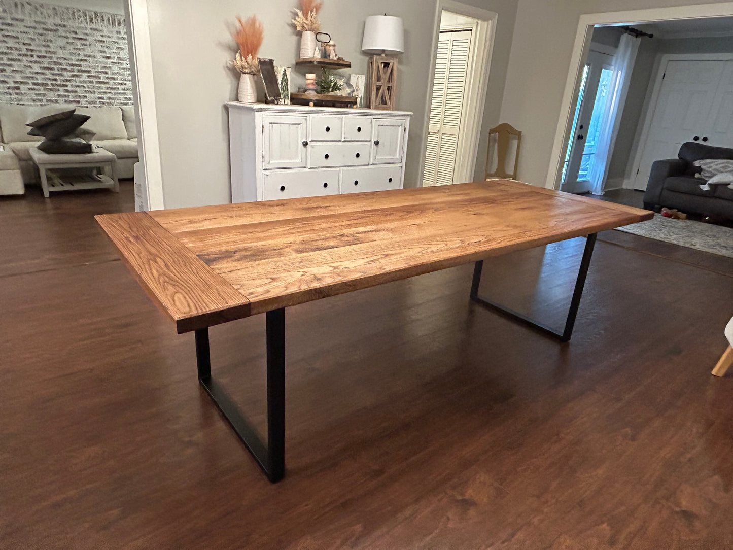 Madelyn Modern (Metal Base) Table